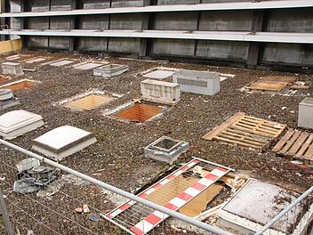 Erste Lichtkuppeln am Hallenbad sind bereits abgebaut. Heike Beudert