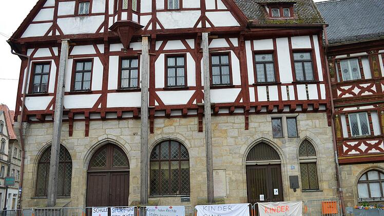 Am Donnerstagmorgen wurden vier Spruchbänder über die Bauzäune vor dem Forchheimer Rathaus gehängt: "Schule und Kita auf", "Sport- und Spielplätze auf", "Kinder haben Rechte - leider keine Wählerstimmen" und "Kinder brauchen Kinder". Foto: Ronald Heck