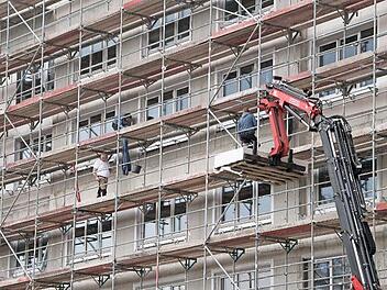 In der Koalition gärt ein Streit um das Umwandlungsverbot von Miet- in Eigentumswohnungen. Es sollte erst auf Wunsch der SPD kommen, dann wurde es nach Widerstand der Union wieder gestrichen, nun soll es kommende Woche wieder beschlossen werden. Foto: Bernd von Jutrczenka, dpa