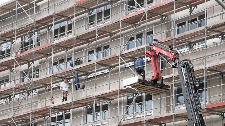 In der Koalition gärt ein Streit um das Umwandlungsverbot von Miet- in Eigentumswohnungen. Es sollte erst auf Wunsch der SPD kommen, dann wurde es nach Widerstand der Union wieder gestrichen, nun soll es kommende Woche wieder beschlossen werden. Foto: Bernd von Jutrczenka, dpa