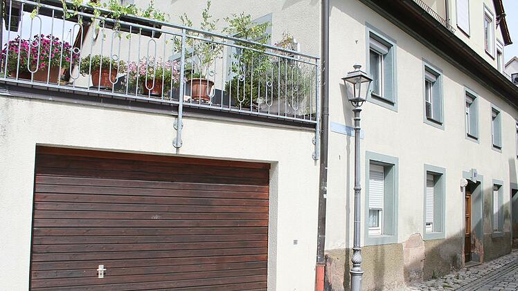 Wenn es warm ist und wenn in der Oberen Stadt viel los ist, erleichtern sich die Jugendlichen und jungen Erwachsenen zu Hauf: 37 Wildpinkler in einer Nacht zählte Karin Wolfrum. Wenn sie die Wildpinkler anspricht, erntet sie nur freche Antworten und Unverständnis. Foto: Sonny Adam