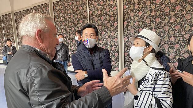 Besuch der Delegation aus der s&uuml;dkoreanischen Stadt Asan, die von Sigismund von Dobsch&uuml;tz (links, im Bild mit B&uuml;rgermeister Gyung Gwi Park und Dolmetscherin Seung Hee Park) durch die Kuranlagen gef&uuml;hrt wurde.