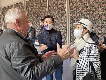 Besuch der Delegation aus der südkoreanischen Stadt Asan, die von Sigismund von Dobschütz (links, im Bild mit Bürgermeister Gyung Gwi Park und Dolmetscherin Seung Hee Park) durch die Kuranlagen geführt wurde.