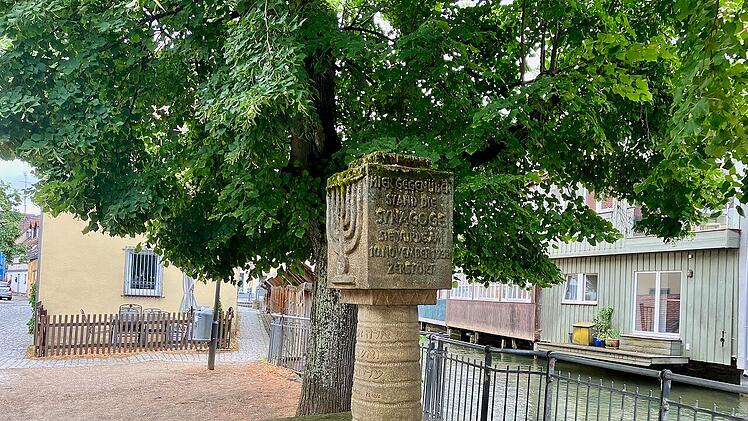Der Gedenkstein an der Wiesentstraße erinnert an die Synagoge, die hier einmal stand.