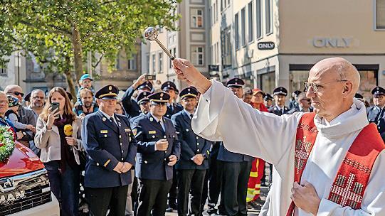 Pfarrer Helmut Hetzel erteilt den kirchlichen Segen.