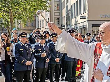 Pfarrer Helmut Hetzel erteilt den kirchlichen Segen.