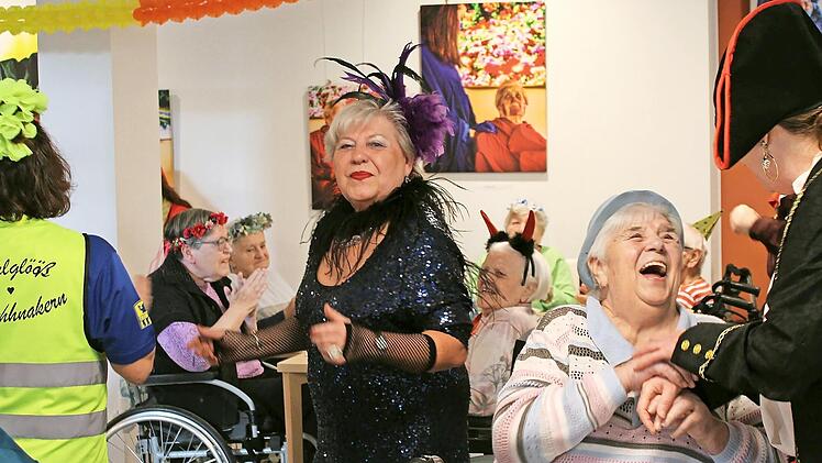 Sorgen f&uuml;r fr&ouml;hliche Gesichter beim Faschingscaf&eacute;: die verkleideten haupt- und ehrenamtlichen Mitarbeitenden vom Caritas-Seniorenheim Sankt Bruno.
