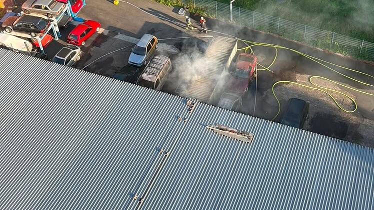 Veitsbronn: Schiffscontainer in Flammen - Schaden sechsstellig