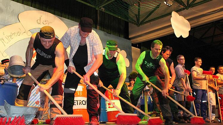Rhythmisches Kehren: Die Gruppe "Kontakt" aus Güntersleben entlockte Alltagsgegenständen wie Besen oder Eimern Musik.