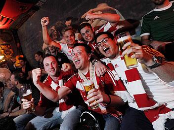 Begeisterung in einer Münchner Kneipe beim Champions League-Halbfinale zwischen FC Bayern München und FC Barcelona. Für Politik begeistern sich dagegen nur wenige. Foto:Tobias Hase/dpa