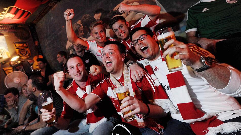 Begeisterung in einer Münchner Kneipe beim Champions League-Halbfinale zwischen FC Bayern München und FC Barcelona. Für Politik begeistern sich dagegen nur wenige. Foto:Tobias Hase/dpa