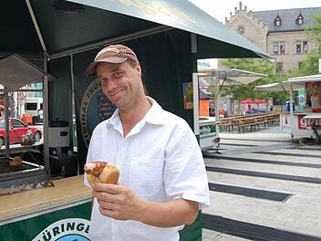Andre Zirt nimmt die Aufregung um seine Bratwurstbude, die ausgerechnet auf dem Albertsplatz steht, mit Humor. Foto: Oliver Schmidt