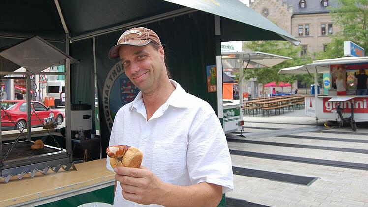 Andre Zirt nimmt die Aufregung um seine Bratwurstbude, die ausgerechnet auf dem Albertsplatz steht, mit Humor. Foto: Oliver Schmidt