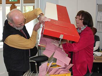 Schon jetzt haben viele Bürger per Briefwahl abgestimmt, stellen Bad Kissingens Wahlleiter Ludwig Büchner und Wahlhelferin Monika Lutz täglich fest. Foto: Thomas Mäuser