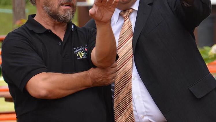 Roland Mahr (links) und der Sander Bürgermeister Bernhard Ruß beim Organisieren des Weinfestes.  Foto: Komitee Altmain-Weinfest