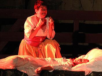 Szene aus "Romeo und Julia", der Premiere der Thurnauer Schlossfestspiele: Die Amme findet Julia scheinbar tot. Foto: Katharina Müller-Sanke