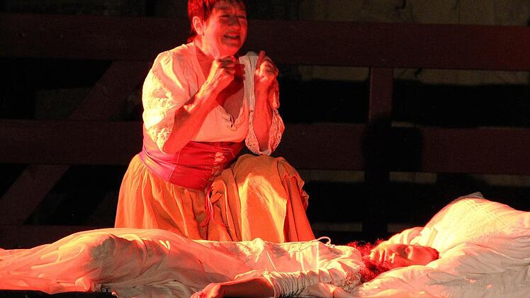 Szene aus "Romeo und Julia", der Premiere der Thurnauer Schlossfestspiele: Die Amme findet Julia scheinbar tot. Foto: Katharina Müller-Sanke