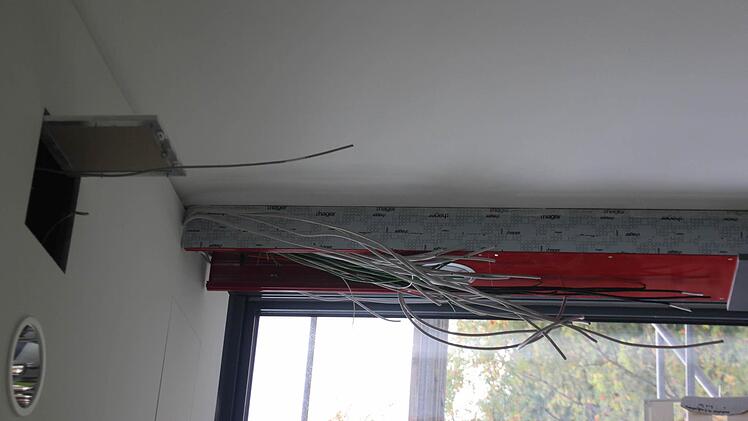 Überall hängen noch Kabel aus den Wänden.