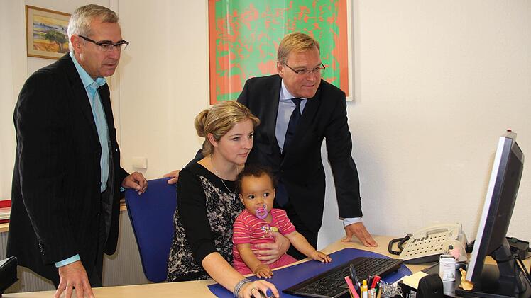 Sind gespannt bei der ersten Anmeldung dabei: Günter Diller, Mutter Sandra Zitto und Oberbürgermeister Andreas Starke. Foto: Stadt Bamberg