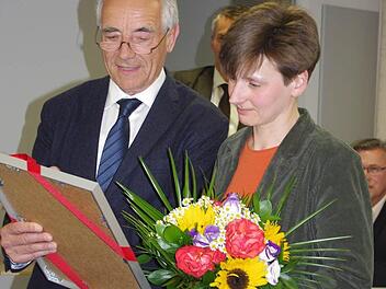 Der Vositzende von "Kronach Creativ", Rainer Kober, zeichnete Bianca Fischer-Kilian als neue "Botschafterin der Eigeninitiative" aus. Foto: Heike Schülein