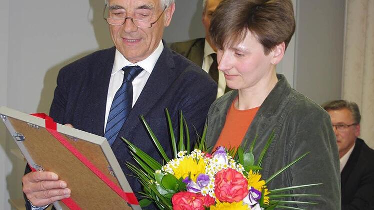 Der Vositzende von "Kronach Creativ", Rainer Kober, zeichnete Bianca Fischer-Kilian als neue "Botschafterin der Eigeninitiative" aus. Foto: Heike Schülein