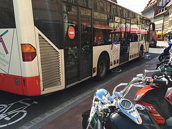 Hier bleibt für Radfahrer wirklich nicht viel Platz: Lange Straße an der Engstelle der Einmündung Hellerstraße.   Fotos: Michael Wehner
