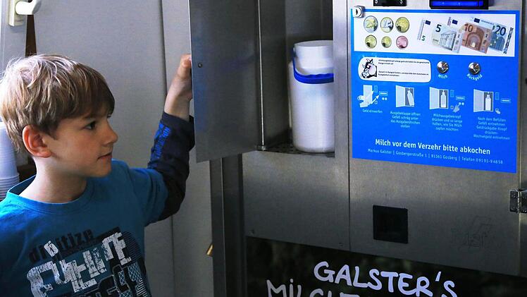 Gabriel aus Gosberg hat seine Milchkanne dabei. Foto: Franz Galster