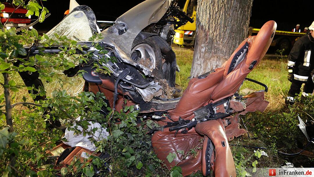Porsche schleudert in Waldstueck und zerreisst in zwei Teile - Fahrer tot
