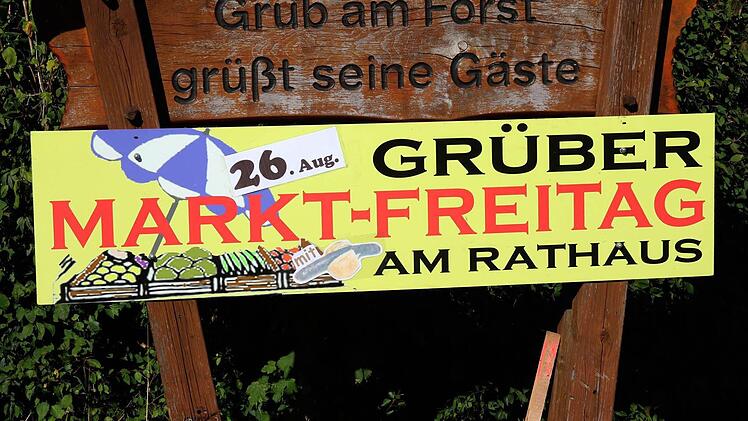 Das Schild, das auf den Markt hinweist Foto: Michael Stelzner