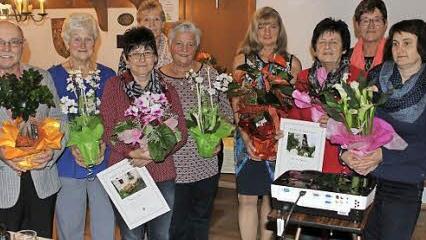 Die Gewinner (v. l.): Pankratz Herold, Gerda Kürschner, Irene Vogel, 2. Vorsitzende Marianne Köstner, Resi Köstner, Christine Roschlau, Barbara Färber, Vorsitzende Barbara Wachter und Birgit Franz.  Foto: Michael Wunder