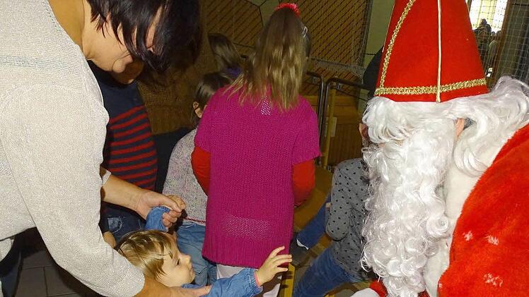 Aus seinem gut gefüllten Gabensack beschenkt der Namenspatron die Kinder beim 19. Nordhalbener Nikolausmarkt.