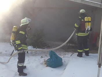 Feuerwehrleute löschen die brennenden Müllabfälle.  Foto: Stefan Wicklein