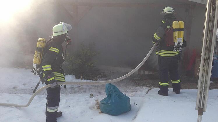 Feuerwehrleute löschen die brennenden Müllabfälle.  Foto: Stefan Wicklein