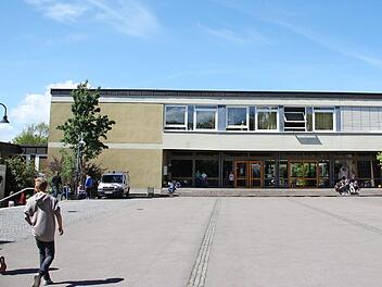 Die Sanierung der Fenster der Mittelschule gehört 2017 zu den größeren Investitionen der Stadt Zeil, hier werden für den ersten Bauabschnitt etwa 255 000 Euro fällig. Laut Kämmerei sind die Kosten durch eine Förderung von 90 Prozent über das Kommunale Investitionsprogramm (KIP) für "Maßnahmen der energetischen Sanierung kommunaler Gebäude und Einrichtungen" weitestgehend abgedeckt. Foto: Andreas Lösch