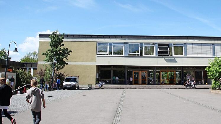 Die Sanierung der Fenster der Mittelschule gehört 2017 zu den größeren Investitionen der Stadt Zeil, hier werden für den ersten Bauabschnitt etwa 255 000 Euro fällig. Laut Kämmerei sind die Kosten durch eine Förderung von 90 Prozent über das Kommunale Investitionsprogramm (KIP) für "Maßnahmen der energetischen Sanierung kommunaler Gebäude und Einrichtungen" weitestgehend abgedeckt. Foto: Andreas Lösch