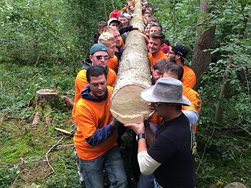 Die Kirche in Kirchaich ist dem Heiligen Ägidius geweiht. Und nicht nur wenn der Kirchweihbaum aus dem Wald geholt wird, packen alle mit an. Fotos: Sabine Weinbeer