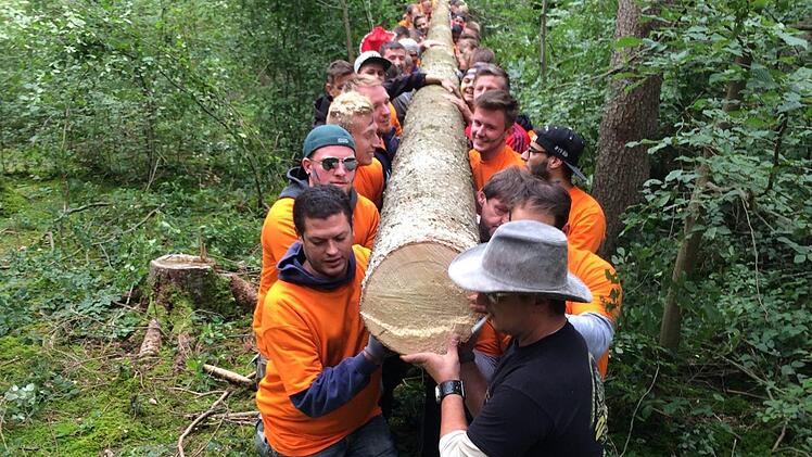 Die Kirche in Kirchaich ist dem Heiligen Ägidius geweiht. Und nicht nur wenn der Kirchweihbaum aus dem Wald geholt wird, packen alle mit an. Fotos: Sabine Weinbeer
