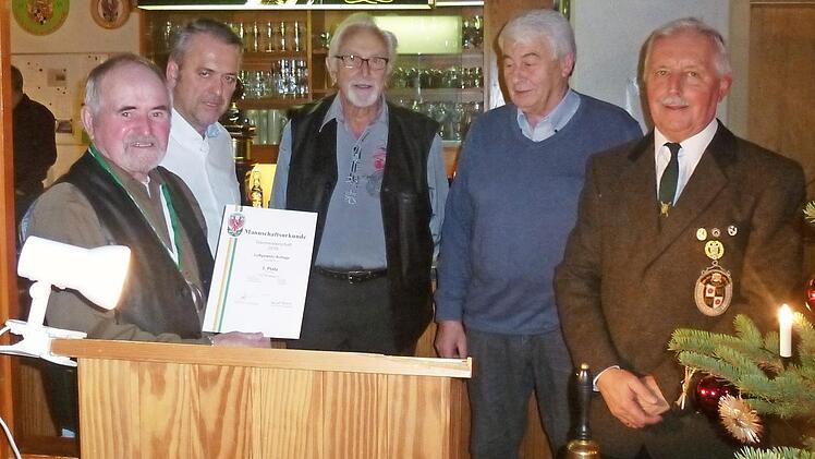 Die Auflageschützen kamen den Gaumeisterschaften in der Seniorenklasse auf den dritten Rang; im Bild (von links): Karl-Heinz Korn, Roland Burghofer, Siegward Wichmann, Reinhold Täffner und Rudi Krämer.