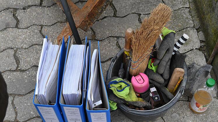 Das gehört dazu bei Grabungen am Hallstadter MarktplatzFoto: Ronald Rinklef