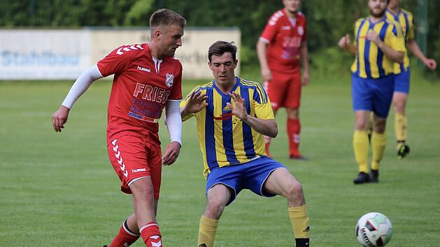 Sein Treffer reichte dem SV Detter-Wei&szlig;enbach nicht: Maximilian Ertz (in gelb-blau) im Spiel gegen die SG Ginolfs.Sebastian Schmitt