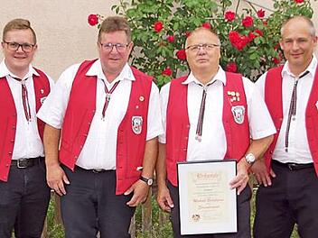 Michael Bräutigam wurde zum Ehrendirigenten ernannt. Unser Bild zeigt (von links) Schriftführer Jan Malinowski, Vorsitzenden Jürgen Malinowski, Michael Bräutigam und Zweiter Vorsitzenden Jürgen Zier (von links).  Foto: Sabine Weinbeer