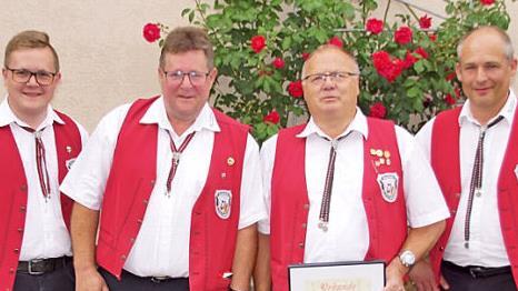 Michael Bräutigam wurde zum Ehrendirigenten ernannt. Unser Bild zeigt (von links) Schriftführer Jan Malinowski, Vorsitzenden Jürgen Malinowski, Michael Bräutigam und Zweiter Vorsitzenden Jürgen Zier (von links).  Foto: Sabine Weinbeer