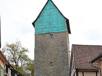 Das Jörgentor mit seiner grünen Hülle. Demnächst wird das Netz ersetzt durch ein schwarzes.  Foto: Thomas Malz