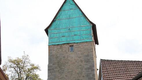 Das Jörgentor mit seiner grünen Hülle. Demnächst wird das Netz ersetzt durch ein schwarzes.  Foto: Thomas Malz