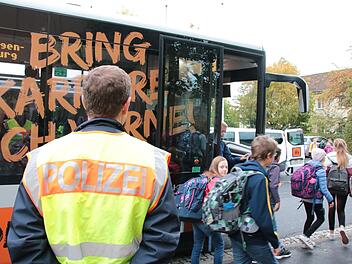In jedem Schuljahr kontrollieren Beamte der Verkehrspolizei Schweinfurt-Werneck die Schulbusse an allen größeren Standorten in der Region. Auch heuer gab es dabei fast keine Beanstandungen. Fotos: Ralf Ruppert