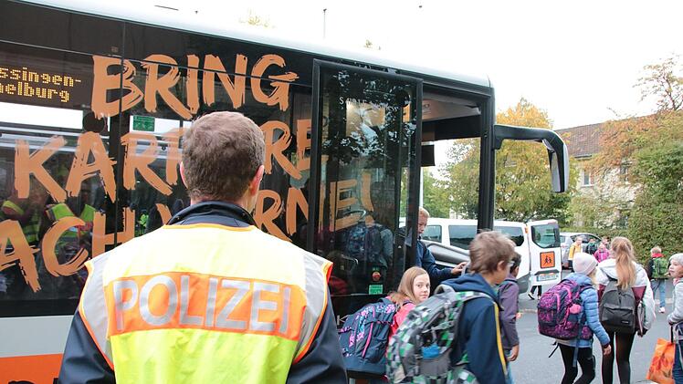 In jedem Schuljahr kontrollieren Beamte der Verkehrspolizei Schweinfurt-Werneck die Schulbusse an allen größeren Standorten in der Region. Auch heuer gab es dabei fast keine Beanstandungen. Fotos: Ralf Ruppert
