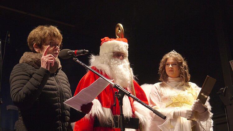 Mit Musik und dem Einzug von Christkind, Nikolaus und den Engeln ist der Neustadter Weihnachtsmarkt er&ouml;ffnet worden. - Foto: Berthold K&ouml;hler