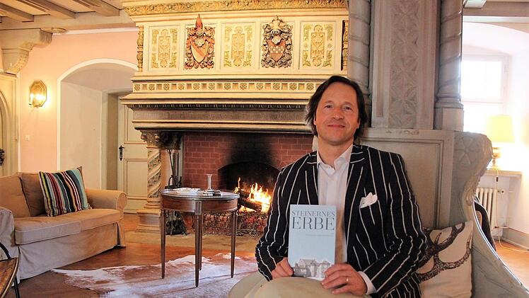 Vor offenen Kamin in seinem "Steinernen Erbe", dem Eyrichshof, präsentiert Hermann vo Rotenhan sein Buch-Debüt. Diana Fuchs