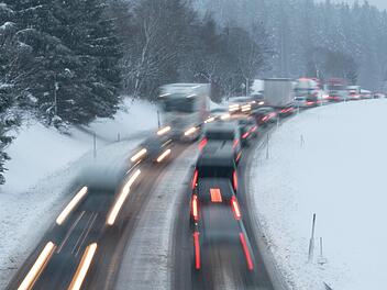 Der starke Schneefall sorgte am Dienstag im Landkreis Kulmbach für erhebliche Behinderungen im Straßenverkehr. Symbolbild: Patrick Seeger/dpa