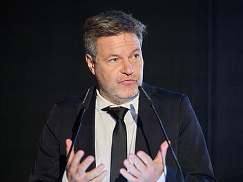 Habecks Renten-Deal mit unserem Gehalt - so sollen wir länger arbeiten